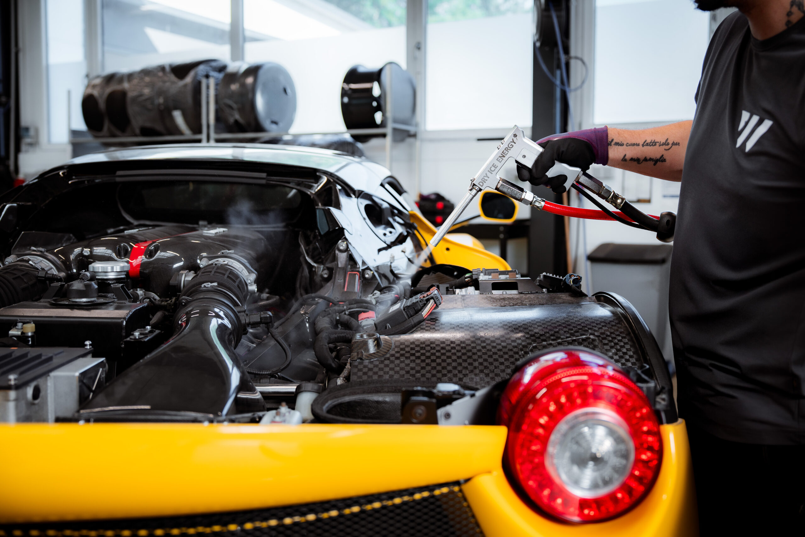 Trockeneisreinigung Ferrari La Ferrari in gelb bei winax detailing